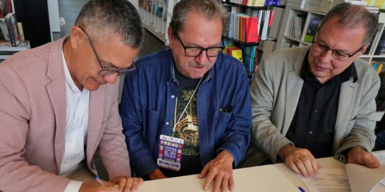 Venezuela y Fondo de Cultura Económica de México firman convenio por la lectura en Nuestra América