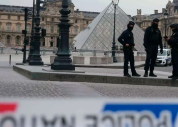 Museo de Louvre Robo de Joyas Francia París