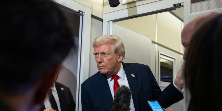 Trump confirma que habló por teléfono con Maduro pero no quiso hacer comentarios al respecto (+Video)