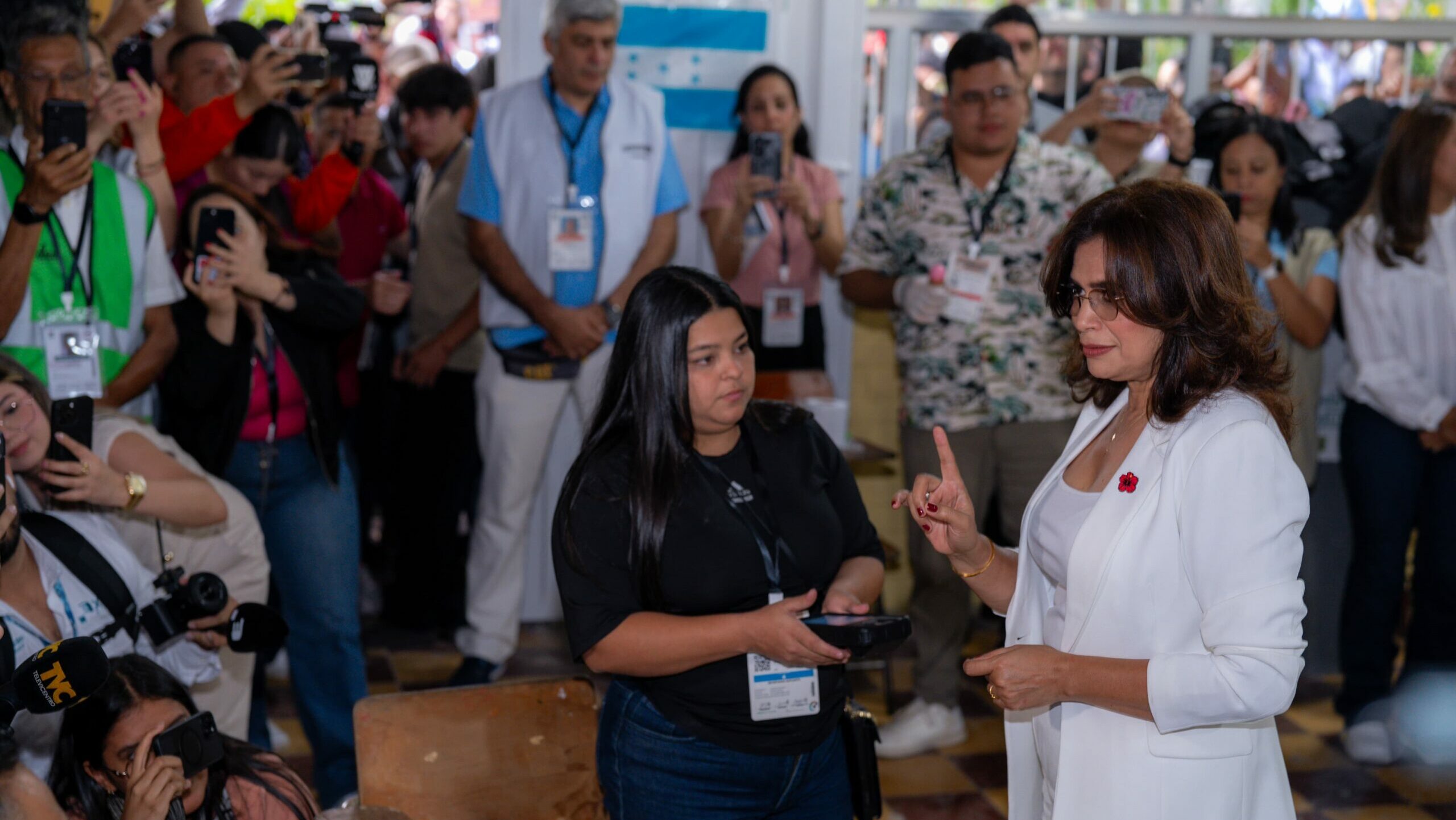 Candidata Honduras Rixi Moncada votar