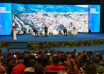 Delcy Rodríguez Simposio Mundial barrios