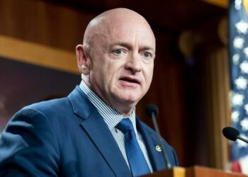 Senador Mark Kelly denuncia a Trump de amenazar con matarlo por solicitar a militares no seguir sus órdenes (+Video)