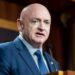 Senador Mark Kelly denuncia a Trump de amenazar con matarlo por solicitar a militares no seguir sus órdenes (+Video)